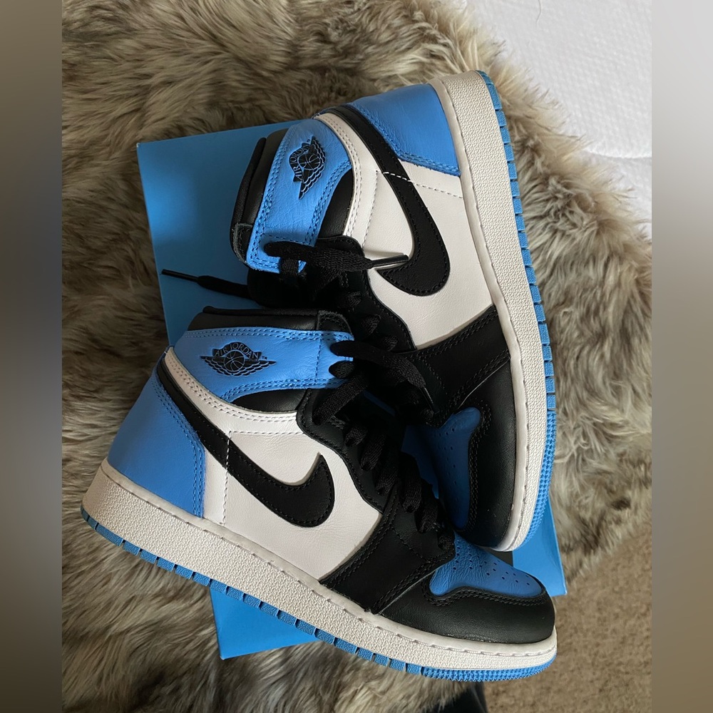 Air Jordan 1 Retro High OG UNC Toe (GS) - FD1437 - 400 - US - Picture 11 of 16